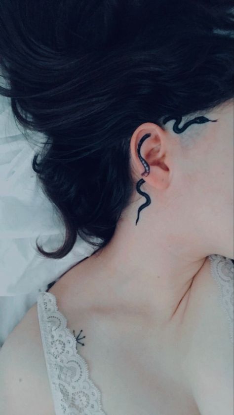 Ear Snake Tattoo, Snake Ear Tattoo, Dragon Ear Tattoo, Snake Behind Ear Tattoo, Back Ear Tattoo, Hairline Tattoos, Lotr Tattoo, Black And White Snake, Pretty Tattoo