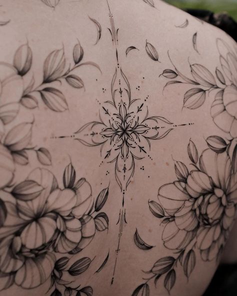 Back Symmetrical Tattoo, Symmetrical Tattoo Back, Ornamental Floral Tattoo, Symmetrical Tattoo, Henna Tattoo Designs, Henna Tattoo, Back Tattoo, Tattoo Design, Tatting