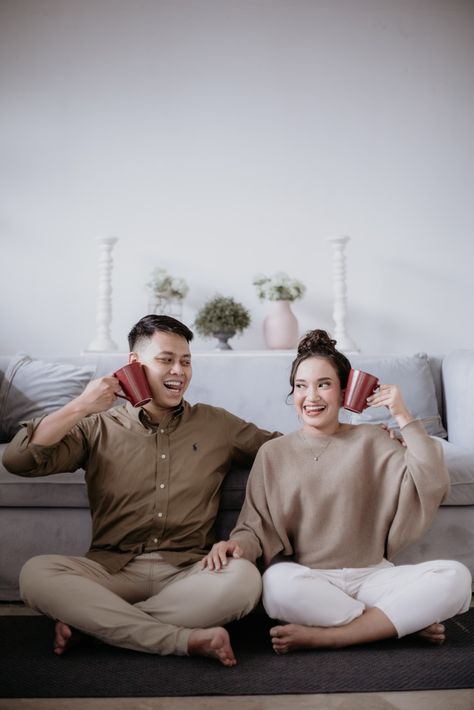 Homey Prewedding Ideas, Prewedding Ideas Sofa, Korean Prenup Photoshoot Ideas Indoor, Casual Prenup Outfit Ideas, Coffee Shop Prenup Outfit Ideas, Korean Indoor Prewedding, Pre Nup Outfit Ideas Indoor, Indoor Prewedding Shoot Ideas, Cozy Prenup Shoot