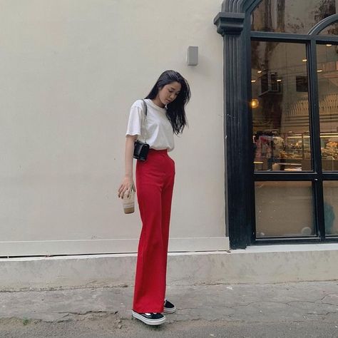 Red Outfit Elegant, Red Denim Pants Outfit, Palazzo Rojo Outfit, Red Trouser Outfit Women, Outfits Pantalon Rojo, Pantalon Rojo Outfit, Red Trousers Outfit Casual, Red Pants Outfit Aesthetic, Red Pants Summer