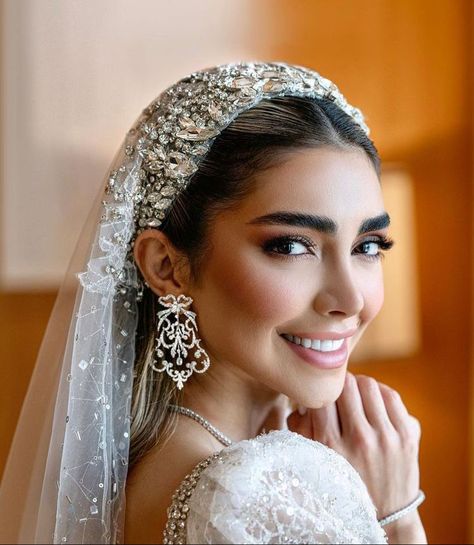 Brides With Headpieces, Wedding Bride Headpiece, Bride Veil Hairstyles, Wedding Updo With Headband, Bridal Headpieces With Veil, Arabic Bride Dress, Bride With Tiara, Winter Wedding Dress Coat, Arab Bride