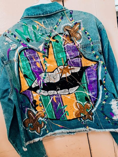 Mardi Gras Diy, Jean Jacket Diy, Hand Painted Jacket, Mardi Gras Crafts, Diy Denim Jacket, Painted Clothes Diy, Painted Denim Jacket, Painted Jacket, Diy Jacket