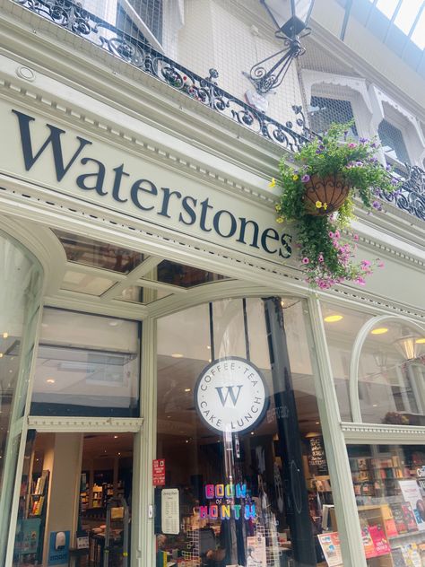 London Book Store, British Bookstore, Waterstones Aesthetic, London Bookstores, Waterstones London, London Bookstore, Markets In London, London Markets, London Girl