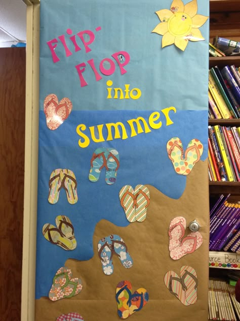 Summer bulletin board door Summer Bulletin Board, Summer Door Decorations, Preschool Door, Door Bulletin Boards, Beach Theme Classroom, Decoration Hall, Summer Bulletin Boards, School Door Decorations, Preschool Bulletin