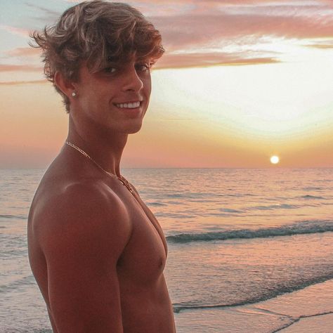 Bryce Buse (@brycebuse) • Instagram photos and videos Greek Character, Justin Walker, Bryce Buse, Gym Bodies, Bryce Parker, Billy Unger, Teen Aesthetic, Textured Fringe, Jason Miller