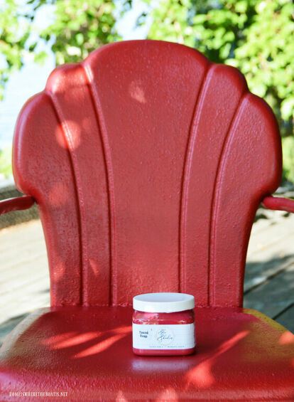 Painting Plastic Chairs, Metal Lawn Chairs, Vintage Metal Chairs, Metal Patio Chairs, Farmhouse Style Wreath, Lawn Chair, Instant Face Lift, Using Chalk Paint, Lawn Furniture