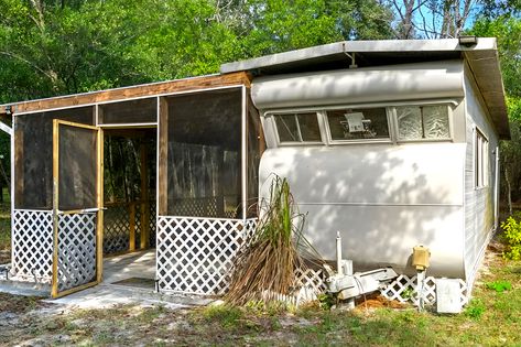 A Look Inside a Cozy 1957 Mobile Home Small Trailers With Bathrooms, Mobile Home Outside Remodel, Remodeling Mobile Homes Single Wide, Old Mobile Home Makeover Single Wide, Retro Camper Interior, Cozy Mobile Home, Old Mobile Home Makeover, Caravan Inside, Farmhouse Mobile Home