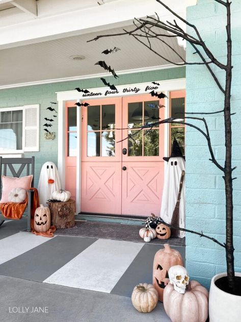 Spookify your front porch for Halloween in no time with these easy ideas! Diy Halloween Porch, Porch Decoration Ideas, Halloween Front Porch Ideas, Easy Halloween Decor, Halloween Porch Decor, Halloween Tea Party, Simple Holiday Decor, Halloween Front Doors, Halloween Front Porch Decor