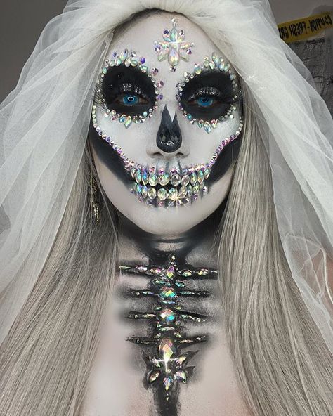 Candy Lover (@candylover89) • Instagram photos and videos Halloween Makeup Artist, Clown Hair, Sugar Skull Costume, Scared Me, Christmas Makeup Look, Skeleton Makeup, Prom Makeup Looks, Sugar Skull Makeup, Chic Makeup