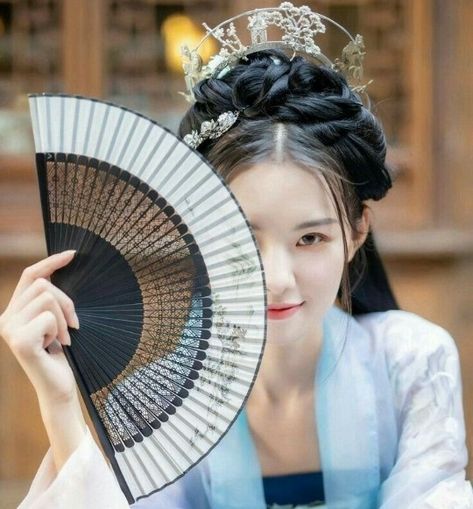 Poses With Fans Reference, Geisha Poses Reference, Holding A Fan Pose, Pose With Fan Reference, Holding Fan Pose Reference, Fan Pose Reference, Holding Fan Reference, Poses With Fan, Fan Poses