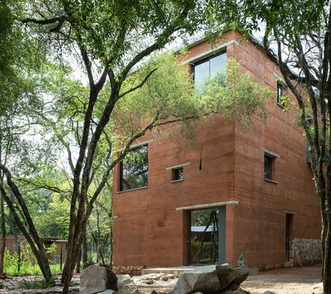 Rammed Earth Construction, Rammed Earth House, Home Yoga Room, Earth House, Rammed Earth Homes, Rammed Earth Wall, Geothermal Energy, Narrow House, Rammed Earth