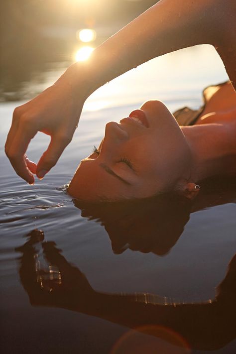 Lake Photoshoot, Pool Photography, Water Shoot, Shotting Photo, Photographie Portrait Inspiration, Beach Photography Poses, Foto Tips, Water Photography, Model Poses Photography