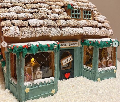 Gingerbread Shop Ideas, Gingerbread House Piping Ideas, Minimalist Gingerbread House, Iced Gingerbread House, Movie Inspired Gingerbread Houses, Gingerbread Bakery House, Classic Gingerbread House Ideas, Gingerbread Town Christmas Villages, Coffee Shop Gingerbread House