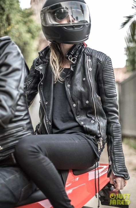 biker chic - that leather jacket is perfection Motocykle Harley Davidson, Biker Girl Outfits, Fitted Biker Jacket, Biker Look, Biker Shorts Outfit, Biker Outfit, Biker Chic, Lambskin Leather Jacket, Real Leather Jacket