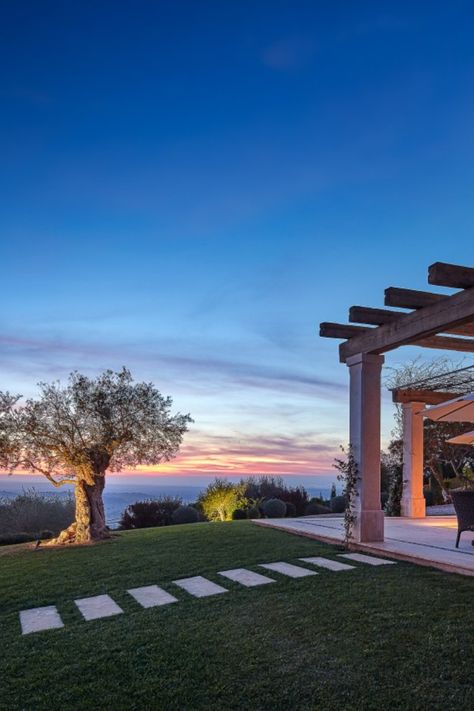 Moderne Finca mit Meerblick für 8 Personen auf Mallorca. Mieten Sie Ihr Ferienhaus bei Landmark. Travel Wishlist, Gazebo, Outdoor Structures, Villa, Vision Board, Pool, Travel, Pins