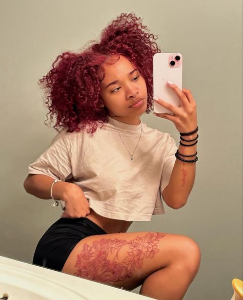 Outfits With Burgundy Hair, Wine Red Hair Dye, Red Hair Dye, Women With Tattoos, Typa Girl, Cute Box Braids, Wine Red Hair, Cute Hair Colors, Dyed Red Hair