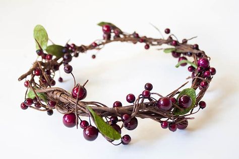 DIY Holly Crown Holly Crown, Christmas Tiara, Christmas Headband Diy, Christmas Headpiece, Homemade Christmas Wreaths, Christmas Headbands, Crown Diy, Hate Christmas, Headband Diy