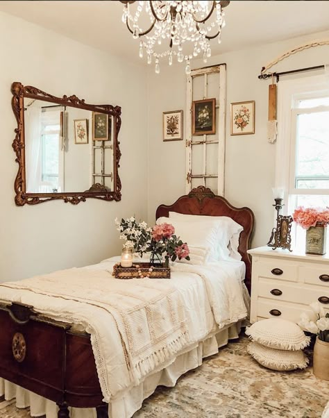 Cozy Bedroom Diy Decor, Vintage Rooms Antique, Bedroom Ideas Antique Vintage, Vintage Home Bedroom, Vintage Look Bedroom Ideas, Floral Country Bedroom, 50s Style Bedroom, Room Inspo Antique, Vintage French Country Bedroom