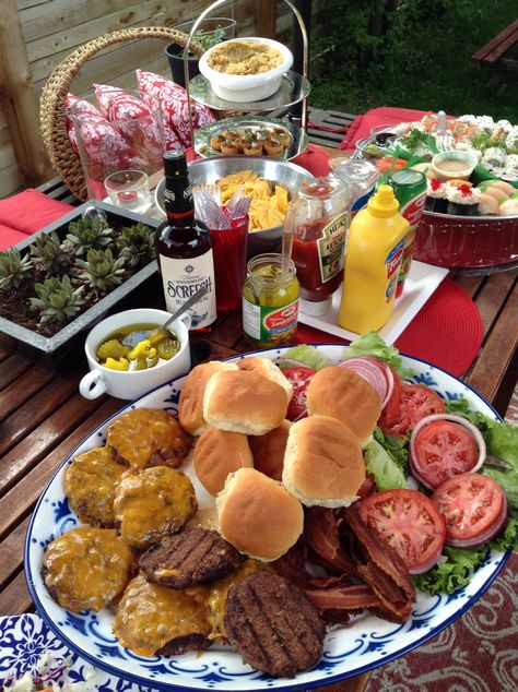 Simple Burgers Deli Tray, Meat Board, Charcuterie Board Ideas, Cooking For A Group, Burger Menu, Burger Night, How To Cook Burgers, Bbq Ideas, Burger Sliders