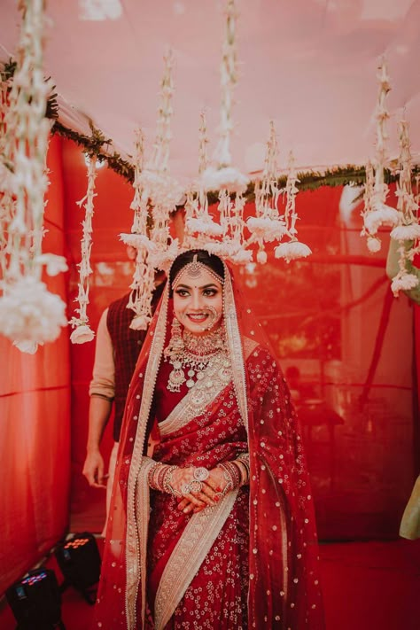 Bride in a red saree Red Saree Wedding, Bridal Sarees South Indian, Indian Bridal Sarees, Indian Bridal Photos, Bridal Lehenga Collection, Wedding Saree Collection, Bridal Dress Fashion, Indian Bridal Dress, Indian Bridal Wear