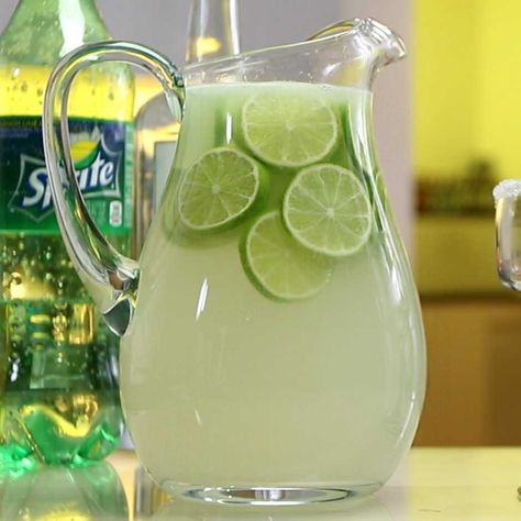 Pitcher Margarita Recipe, Tequila Drinks Recipes, Margarita Party, Pitcher Cocktails, Margarita Bar, Tipsy Bartender, Tequila Drinks, Margarita Recipes, Alcohol Drink Recipes