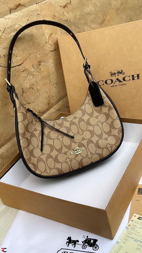 *COACH SIGNATURE HOBO* *SHOULDER HOBO BAG* *PREMIUM 12A QUALITY* *COMES WITH BOX PACKING & DUST COVER* SIZE 12/10 inches ! Coach Hobo Bag, Vintage Designer Bags, Coach Hobo, Trendy Purses, Designer Purses, Box Packing, Pretty Bags, Signature Canvas, 2024 Vision