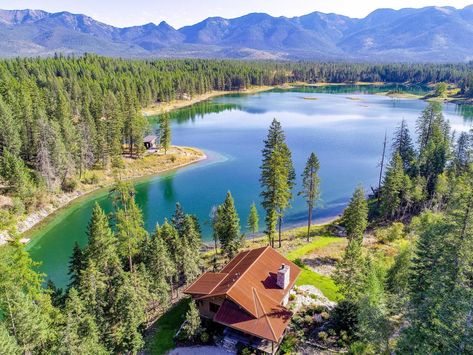 This idyllic 13-acre retreat is set above the Lake of the Woods in Bigfork, Montana. Montana Christmas, Montana Aesthetic, Big Pond, Bigfork Montana, Newport Beach Homes, Lake Of The Woods, Bonfire Pits, Hope County, Crans Montana