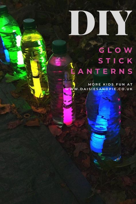 Kids just LOVE making these fantastic glow stick lanterns. A super easy craft that’s great for summer! Homemade Glow Sticks, Glow Stick Crafts, Camping Hack, Lantern Crafts, Glow Stick Party, Neon Birthday Party, School Age Activities, Diy Glow, Lantern Craft