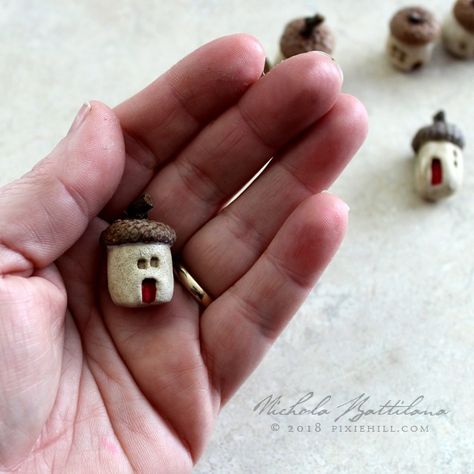 Pixie Hill: Little Acorn Houses Diy Acorns, Acorn Diy, Craft Houses, Acorn House, Mushroom Ornaments, Clay Inspo, Cone Crafts, Acorn Crafts, Fun Easter Crafts