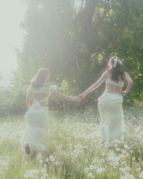 Dandelion dreams and endless summer days 🌿💭 Models: @taty_serra_ @gabriellanderson_ Photographed by me The main goal of this photoshoot was to make a film look, and it exceeded my expectations. It became a mix of cottagecore, coquette and film, I love it! #coquetteaesthetic #coquettestyle #dreamyaesthetic #naturelover #etherealphotography #ethereal #whimsical #whimsicalphotography #vintagevibes #summerdays #goldenhourphotography #fieldofdreams #madewithlightroom #ottawaphotographer #ott... Ethereal Senior Pictures, Dreamy Ethereal Photoshoot, Ethereal Photoshoot, Photoshoot Ideas Fairycore, Cottagecore Photoshoot, Dreamy Floral Photoshoot, Whimsical Photoshoot, Ethereal Floral Photoshoot, Southern Gothic Aesthetic