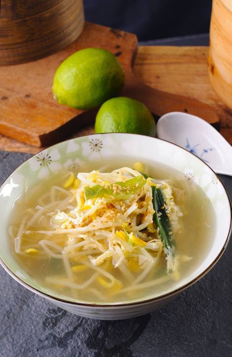 Japanese Cabbage Soup, Asian Cabbage Soup, Bean Sprout Soup, Korean Soup Recipes, Korean Cabbage, Sprout Soup, Hangover Soup, Koreansk Mad, Bean Sprout Recipes