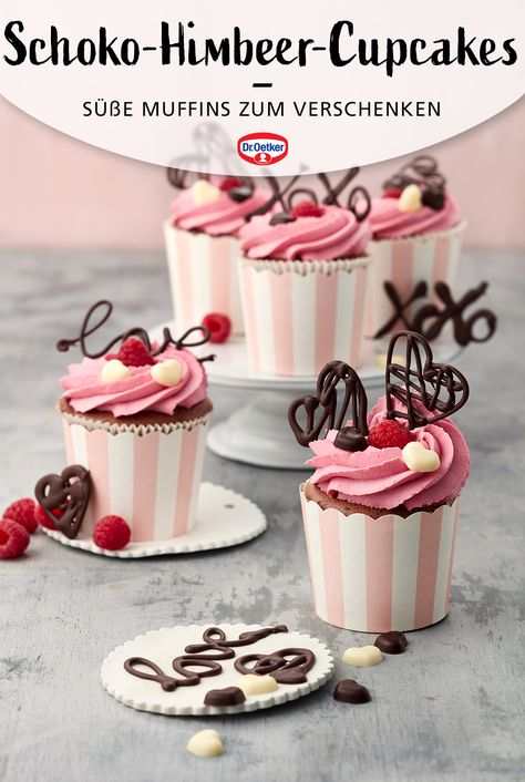 Schokoladige Muffins mit Mascarpone-Sahne-Creme und Himbeeren sind eine tolle Idee zum Valentinstag oder zum Geburtstag. Mit liebevoller Deko lassen sich die Cupcakes super verschenken. #Geburtstagsmuffins #Rezeptidee #Backen Chocolate Raspberry Cupcakes, Raspberry Cupcakes, Valentines Day Food, Chocolate Muffins, Chocolate Raspberry, Savoury Cake, Cupcake Muffins, Chocolate Cupcakes, Holiday Desserts