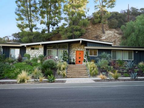 Location: Woodland Hills, CA Built in: 1959 Size: 2,227 sq. ft. Paint colors: Raccoon Fur (house), Benjamin Moore; Japanese Koi (door), Behr Homeowners Shida and Leandro Amaral opted not to make many changes to the exterior of their ranch home, built by famous architect Charles Du Bois. A new, custom door (which mimics a popular 1950s design) and fresh paint were the only updates they made to the façade. They also chose to plant pampas grass, cacti, lavender and other plants inspired by the desert landscapes of Palm Springs. "The grown children of the previous owners still live in the neighborhood," say Shida and Leandro, "and they said the work we’ve done on the house is amazing!" Palm Springs Style Home Exterior, Updated Midcentury Modern Exterior, Update Mid Century Home Exterior, 50s House Exterior Paint Colors, Mid Century Ranch House Exterior, Rancher Exterior Paint Colors, Mid Century Brick House, Tan Ranch House Exterior Color Schemes, 1960s Home Remodel Exterior