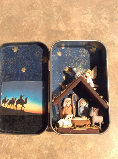 Altoid Tin Nativity, Miniature Nativity Scenes, Altoid Tin Art, Flower Hacks, Altoid Tin Ideas, Miniature Nativity, Mint Tin Crafts, Tin Ideas, Craft Hacks