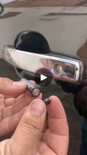 Unlock Car Door, Car Life Hacks, Google Tricks, Car Fix, Opening Car, Iphone Hacks, Car Hacks, Car Brand, Smart Solutions