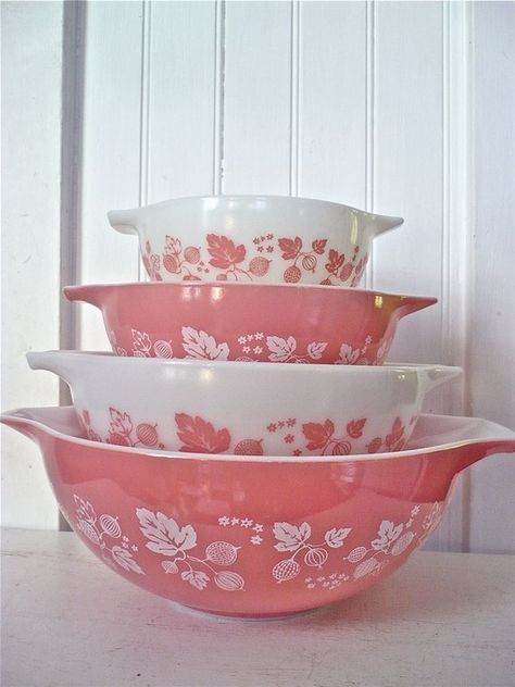 Pink stacking bowls Gooseberry Pyrex, Pyrex Display, Pink Gooseberry, Pink Pyrex, Pyrex Patterns, Vintage Pyrex Bowls, Pink Dishes, Bowl Sets, Stacking Bowls