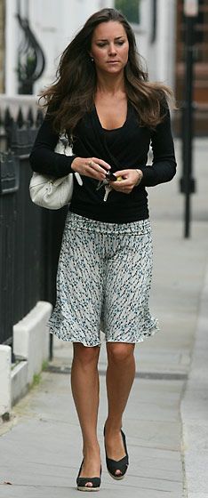 September 5, 2007 Critics’ Pick Where: Leaving her home in London.Label Season Model: Photo: Christie Goodwin/Getty Images Kate Middleton Legs, Herzogin Von Cambridge, Princesse Kate Middleton, Looks Kate Middleton, Kate Middleton Pictures, Princess Katherine, Kate And Pippa, Queen Kate, Kate Middleton Outfits