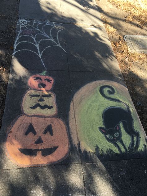 Halloween Driveway Chalk Art, Spooky Chalk Art, Chalk Art Halloween Ideas, Halloween Sidewalk Chalk Ideas, Halloween Sidewalk Chalk Art Ideas Easy, Fall Chalk Art Sidewalk, Halloween Chalk Drawings, Chalk Halloween Art, Halloween Chalk Art Easy