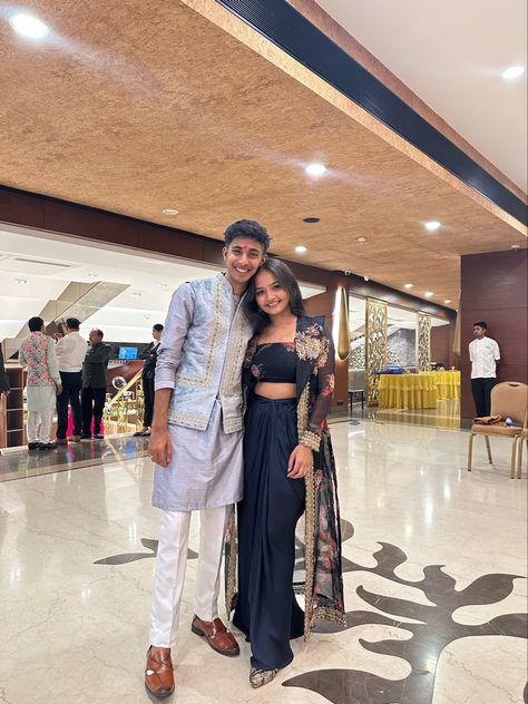 Twining Outfits, Couple Outfits Matching, Wedding Books, Group Picture Poses, Armaan Malik, Stylish Pic, Krishna Hindu, Bff Poses, Couple Matching Outfits