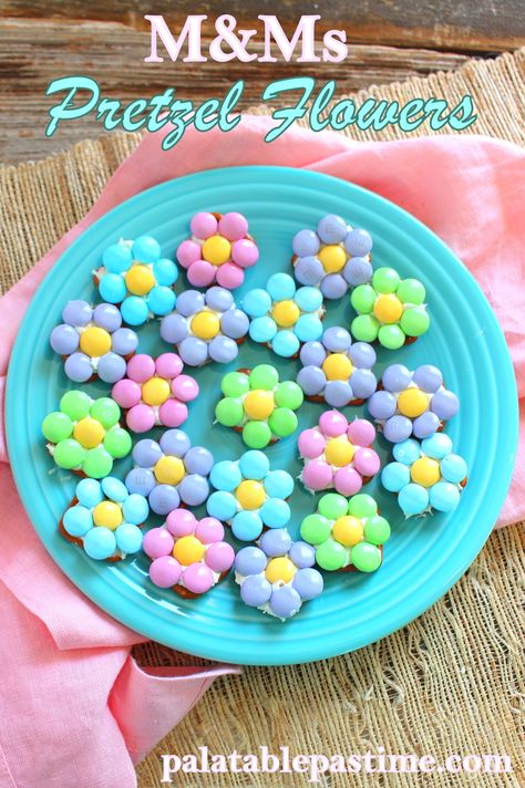 M&M Pretzel Flowers Pretzel Flowers, Pretzel Snack Recipes, Flower Pretzel Bites, Easter Pretzel, Italian Hot Chocolate, Spring Snacks, Pretzel Snacks, Pretzel Treats, Chocolate Melting Wafers