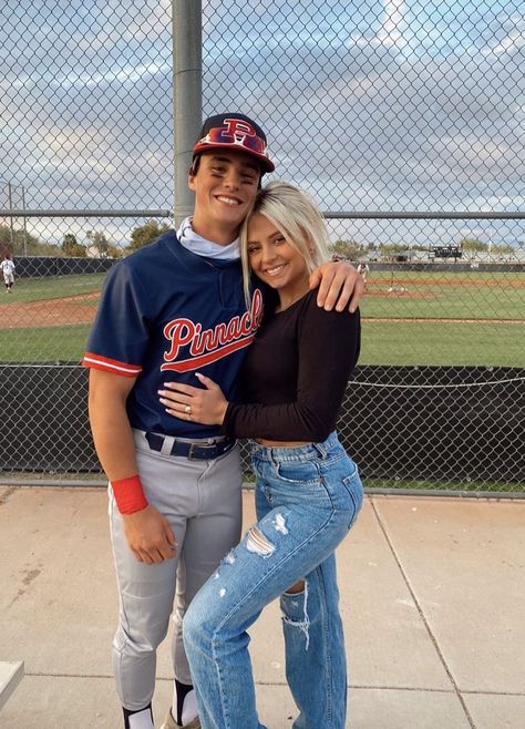 Baseball Gf Outfits, Baseball Relationship Goals, Cute Baseball Couples, Baseball Husband, Baseball Gf, Mlb Wife, Cute Couples Football, Baseball Couples, Bf Goals