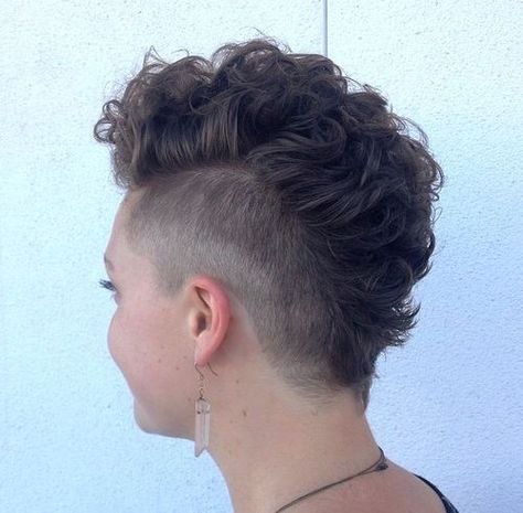 mohawk+haircut+for+women Mohawk Hairstyles For Girls, Girl Mohawk, Curly Mohawk Hairstyles, Short Mohawk, Mohawk Haircut, Curly Mohawk, Mohawks, Mohawk Hairstyles, Fade Haircut