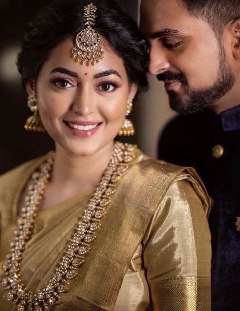 Gold Saree Look, Groom Jewellery, Red Saree Wedding, South Indian Wedding Hairstyles, South Indian Wedding Saree, Gold Saree, Engagement Saree, Indian Bride Makeup, Golden Saree