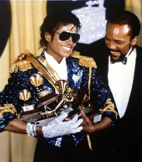 MJ with his record breaking 8 Grammys in 1983 after the release of "Thriller". Black Heaven, Hee Man, Michael Jackson Thriller, Quincy Jones, Joseph Jackson, Michael Jackson Pics, King Of Pop, King Of Music, Jackson Family