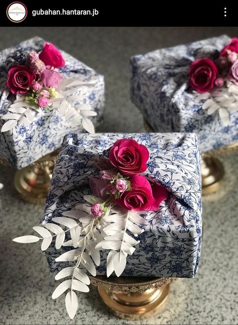 Dulang Hantaran Ideas, Hidden Hantaran, Hantaran Ideas, Wedding Trays, Dulang Hantaran, Hamper Ideas, Bridal Gift Wrapping Ideas, Malay Wedding, Diamond Bracelet Design