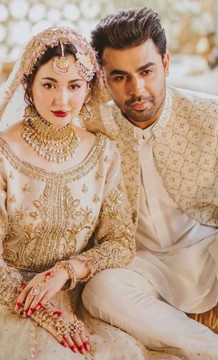 Farhan Saeed and Hania Aamir look breathtaking in a new photoshoot. Bride Fashion Illustration, Farhan Saeed, Hania Aamir, Nikah Dress, Groom Photoshoot, Bride And Groom Outfits, Hania Amir, Latest Bridal Dresses, Wedding Photoshoot Poses