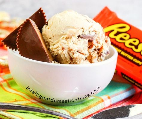 Homemade Reese's Peanut Butter Cup Ice Cream Soft Serve Ice Cream Recipes, Peanut Butter Ice Cream Recipe, Best Ice Cream Flavors, Peanut Butter Cup Ice Cream, Homemade Ice Cream Sandwiches, Homemade Chocolate Ice Cream, Cup Ice Cream, Dessert Recipes Cookies, Cuisinart Ice Cream Maker