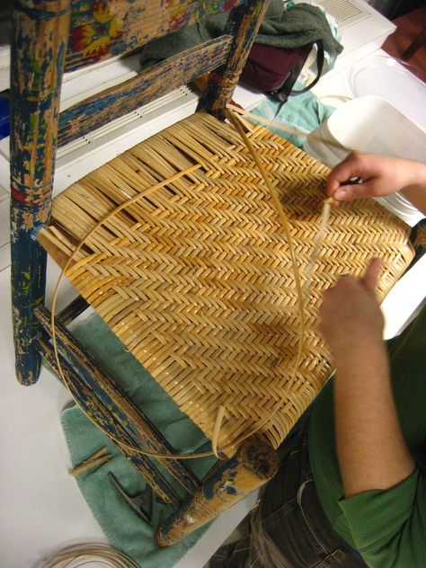 Chair Weaving, Twine Crafts Diy, Diy Footstool, Twine Crafts, Chair Repair, Woven Chair, Woven Furniture, Diy Weaving, Old Chair