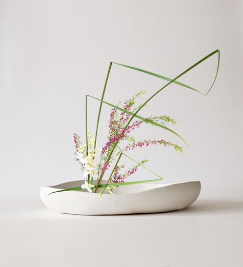 Beautiful and simple, this ceramic Ikebana vase designed for flower arrangements looks great in black or white. An Ikebana sculpture with an irregular circular shape that enhances and embellishes your floral decorations. Japanese oriental style minimalist design. If your idea is to use it as a pot, you can order it with a drainage hole. The intention of AMM ceramicsDeco is the release of emotions through my pieces, creating relaxed spaces that convey beauty, simplicity and tranquility in their daily rituals!. DIMENSIONS Height: 3 inches (8 cm) approximately. Diameter: 9 inches (32 cm) approximately. * Stoneware fired at high temperature 2.264 ºF (1240 ºC). * Matt white with waterproof surface. * Plants are not included. * Safe shipping with double cardboard box. * Handmade in my atelier in Flower Arrangements White, Ikebana Vases Ceramics, Ceramic Ikebana, Arreglos Ikebana, Ikebana Vase, Minimalist Japanese, Ikebana Arrangements, Ikebana Flower Arrangement, Japanese Vase