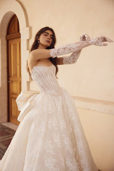 Alencon Lace Wedding Dress, Chic Bridal Dress, Pnina Tornai Wedding Dress, Big Wedding Dresses, Bow Wedding Dress, Couture Bridal Gowns, Bridal Studio, Pnina Tornai, Pretty Wedding Dresses